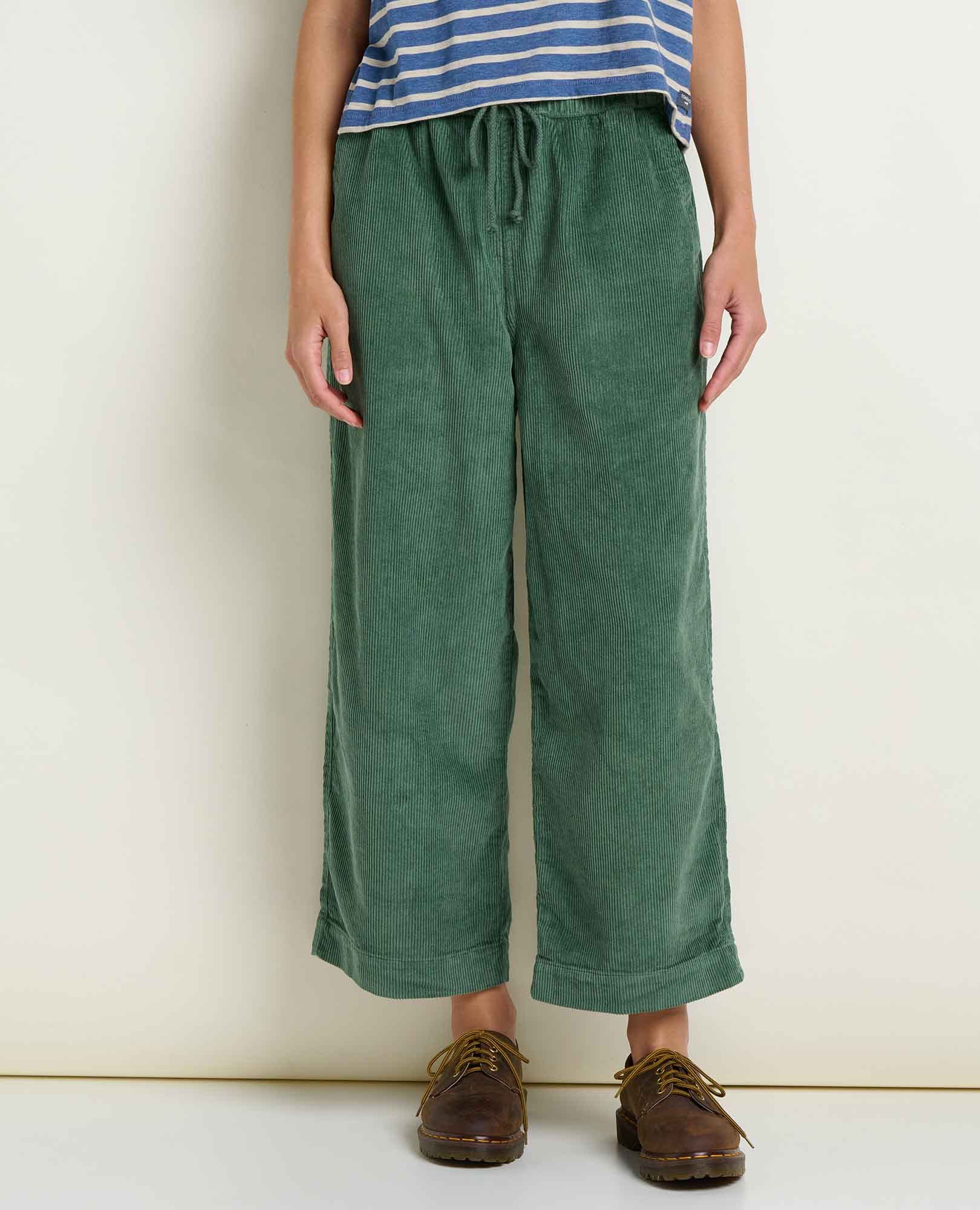 msg:Collette is 5'9 ½" and is wearing a size small.