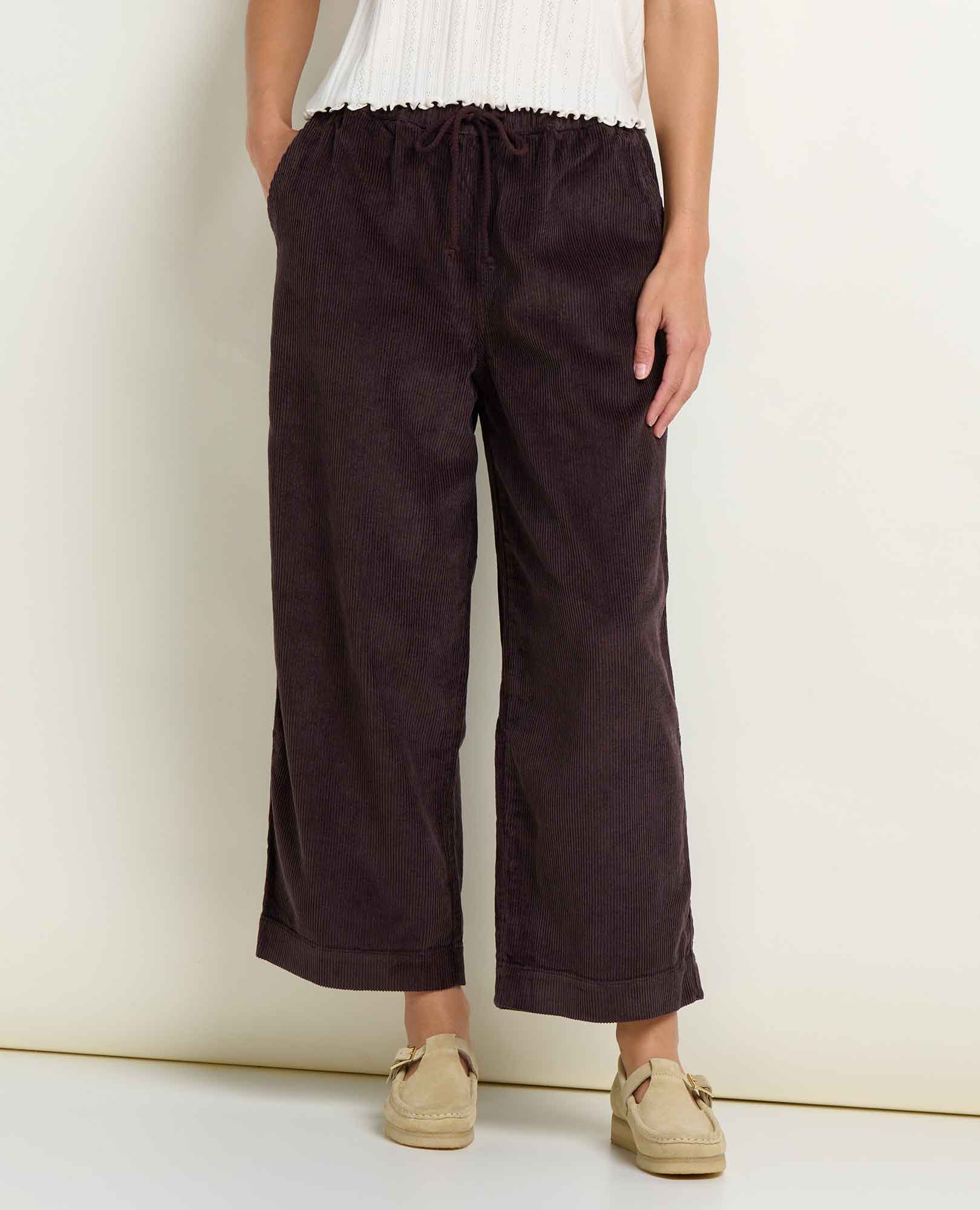 msg:Collette is 5'9 ½" and is wearing a size small.