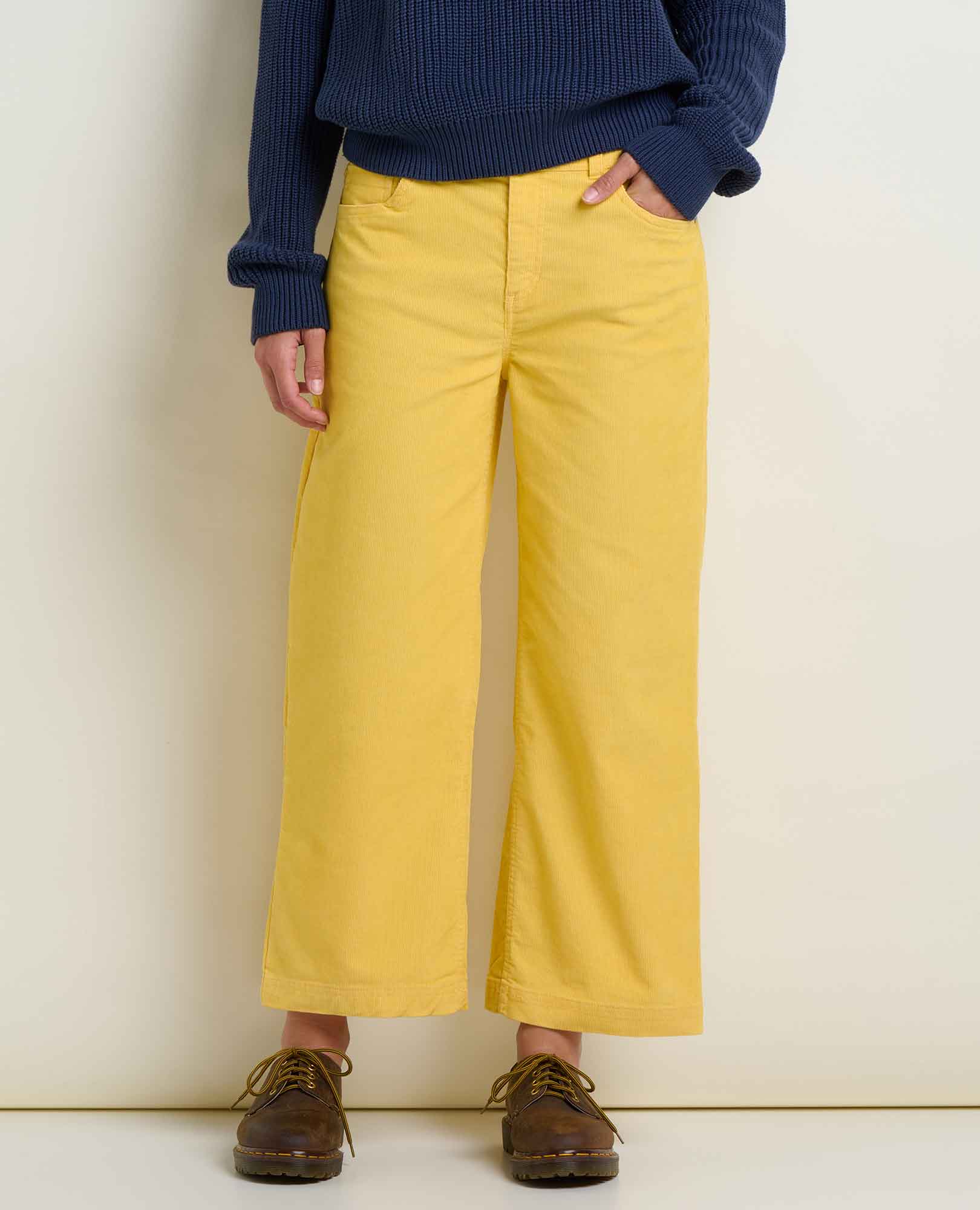 msg:Collette is 5'9 ½" and is wearing a size 6.