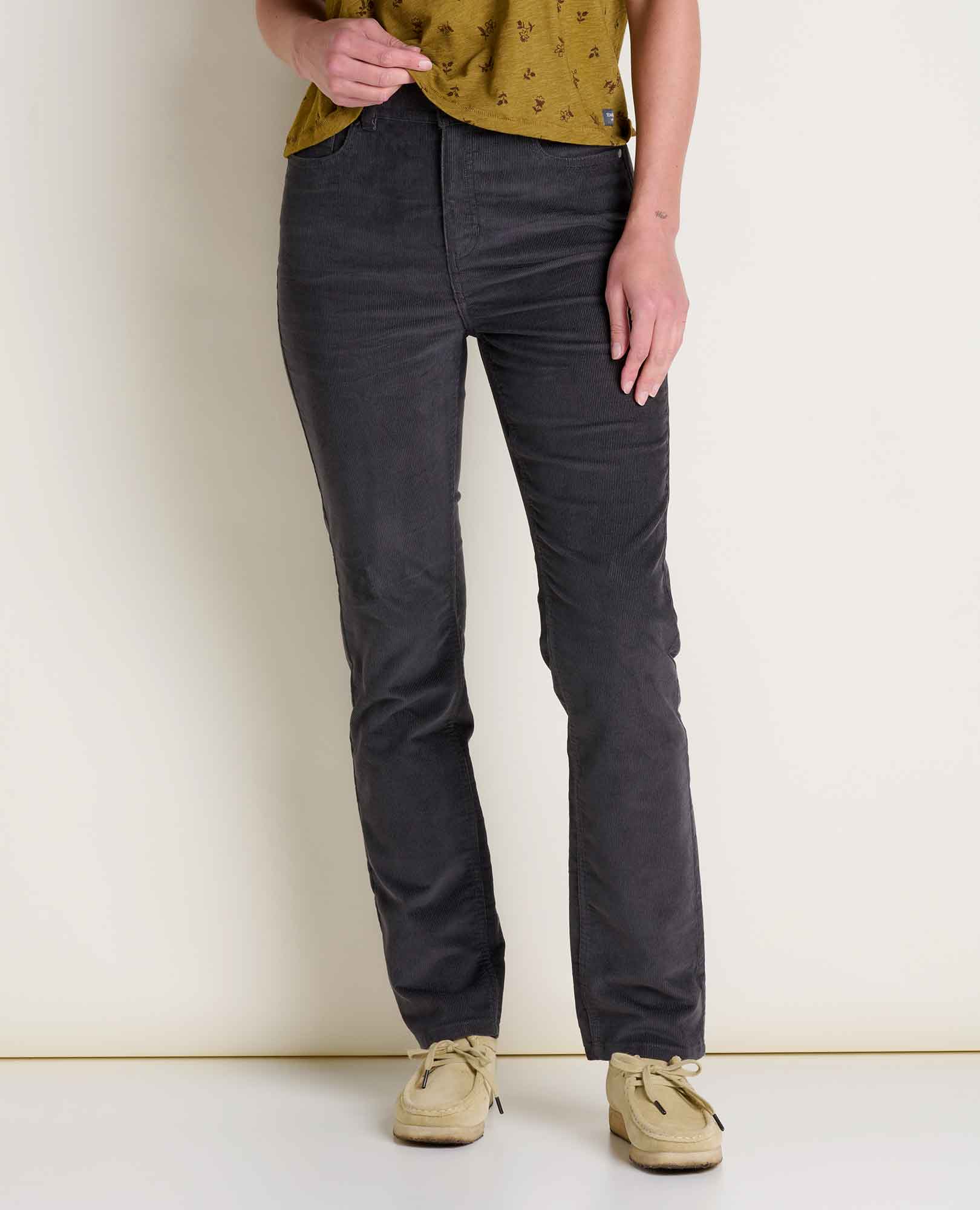 msg:Logan is 5'9 ½" and is wearing a size 6.
