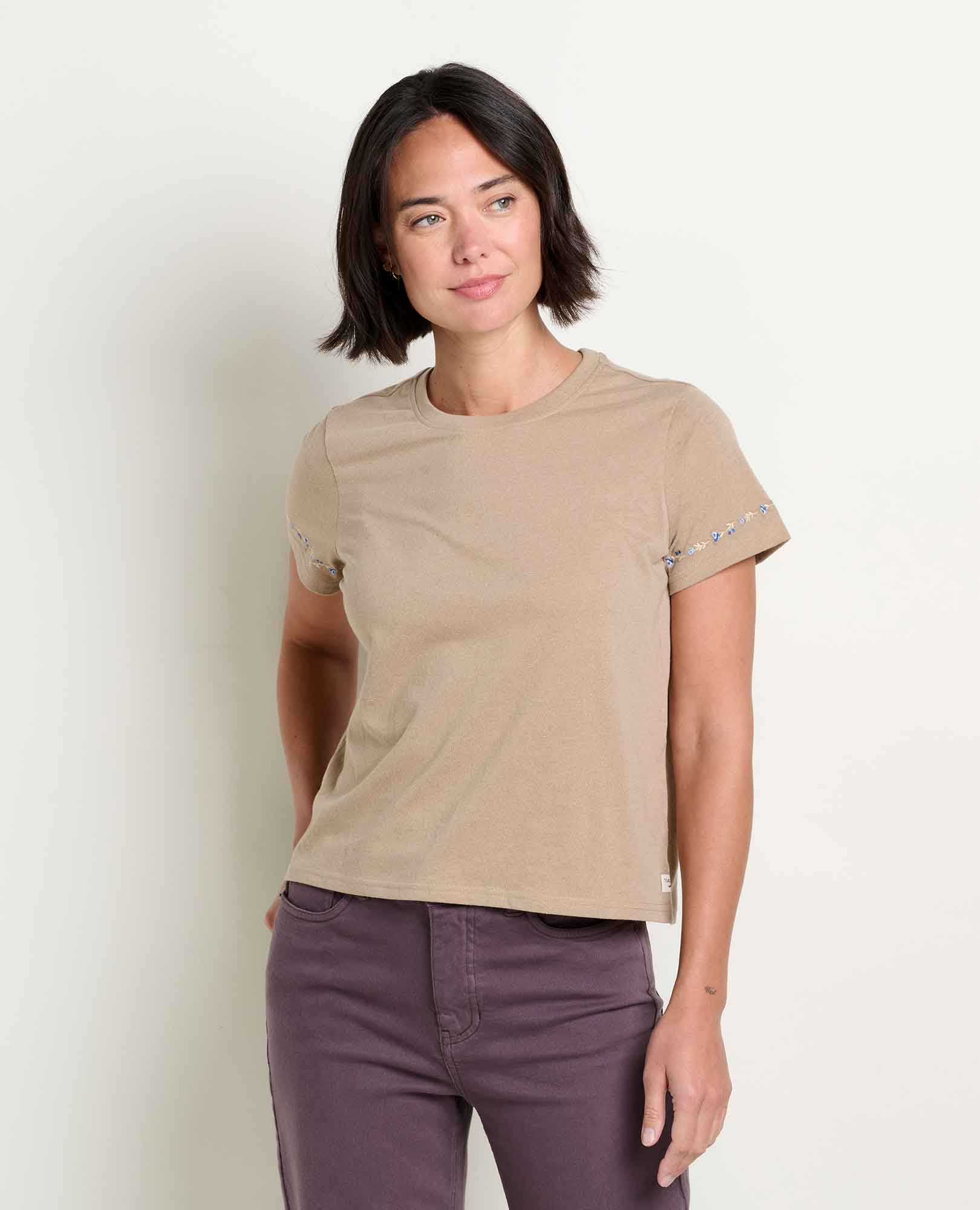 msg:Logan is 5'9 ½" and is wearing a size small.