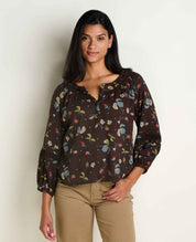 msg:Araya is 5'9 1/2" and is wearing a size small.