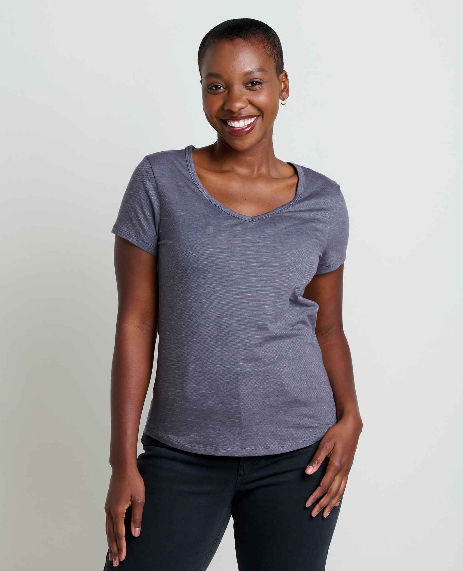 msg:Essence is 5'8" and is wearing a size small.