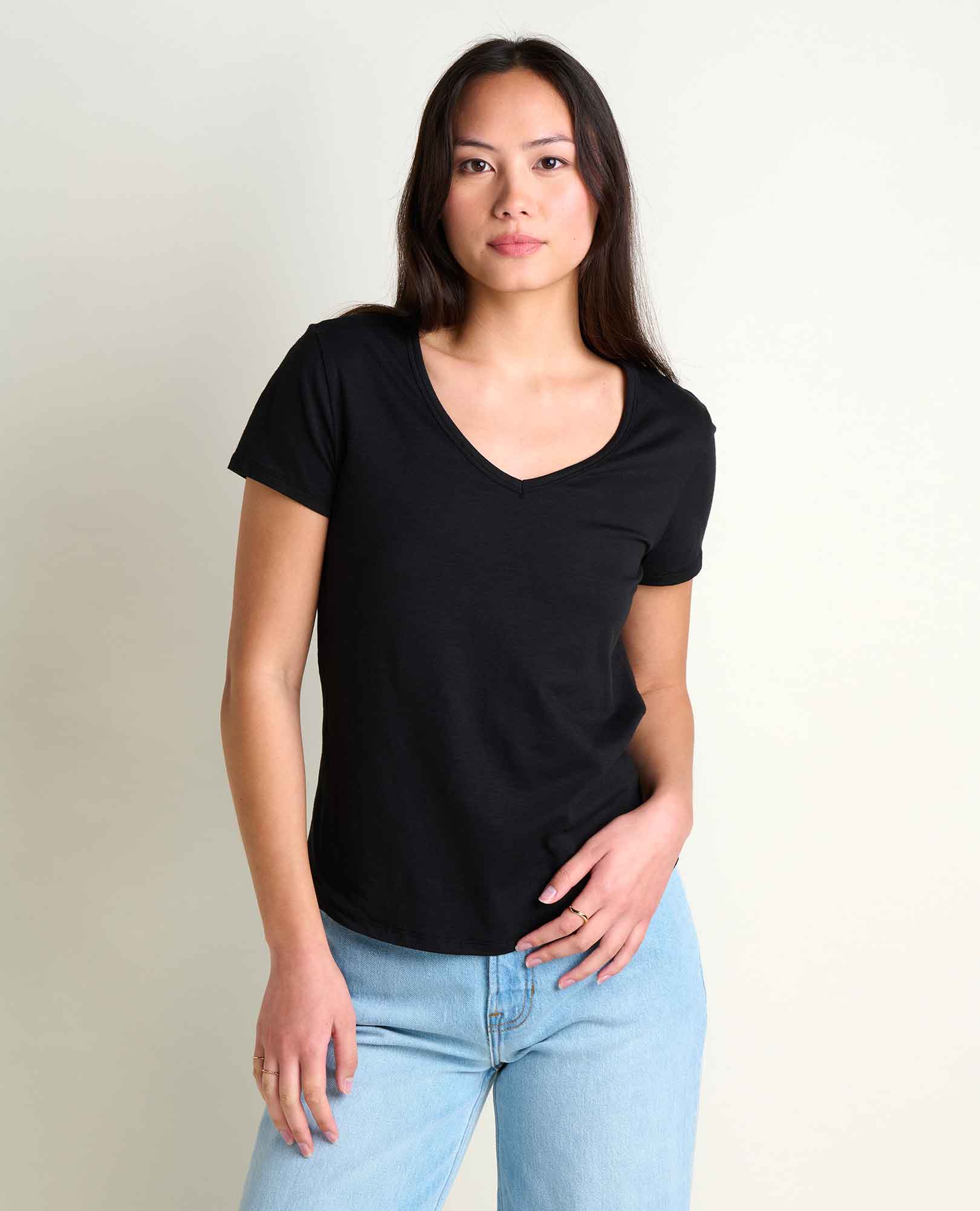 msg:China is 5'8" and is wearing a size small.