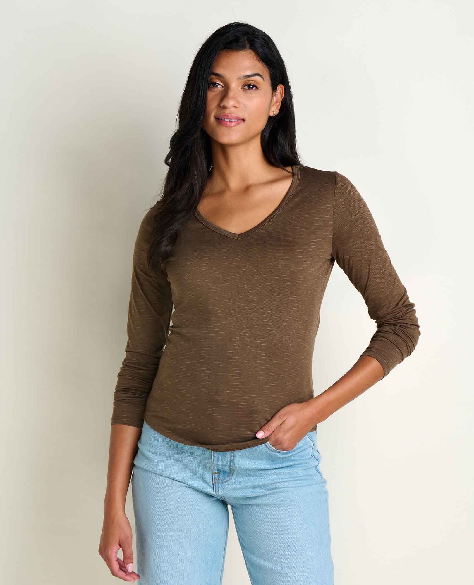 msg:Araya is 5'9 1/2" and is wearing a size small.