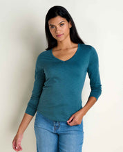 msg:Araya is 5'9 1/2" and is wearing a size small.