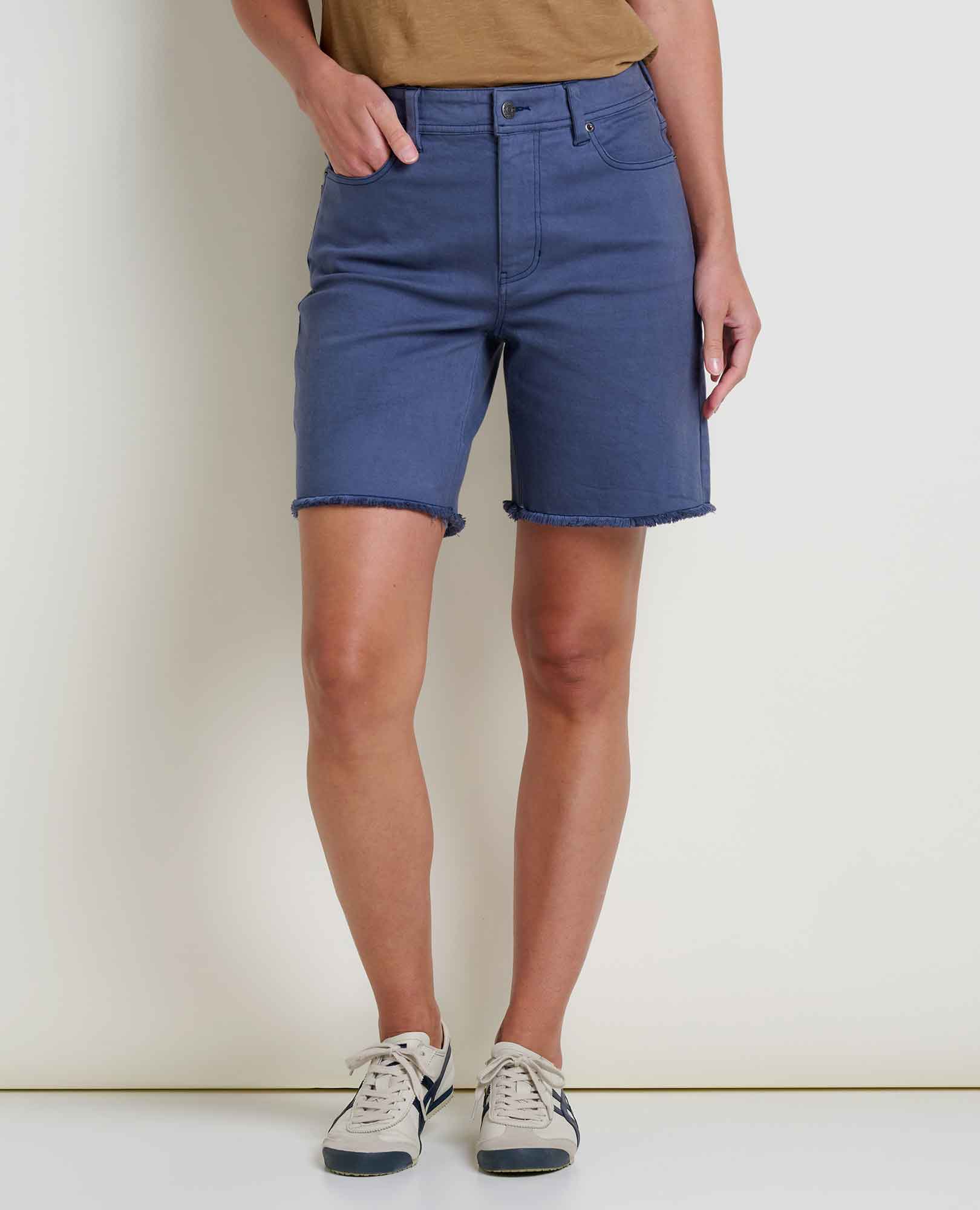 msg:Logan is 5'9½" and is wearing a size 6.