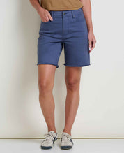 msg:Logan is 5'9½" and is wearing a size 6.