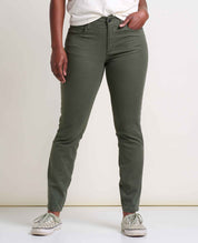 msg: Essence is 5'8" and wearing a size 6.