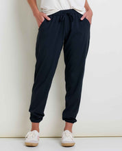 msg:Logan is 5'9 ½" and is wearing a size small.