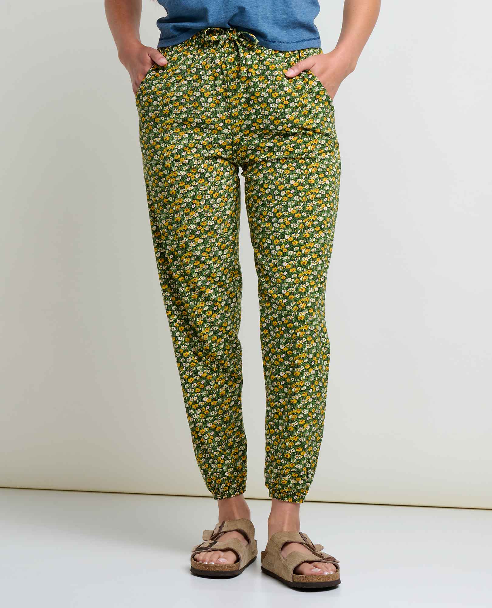 msg:Danielle is 5'6" and is wearing a size small.