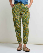 msg:Danielle is 5'6" and is wearing a size small.