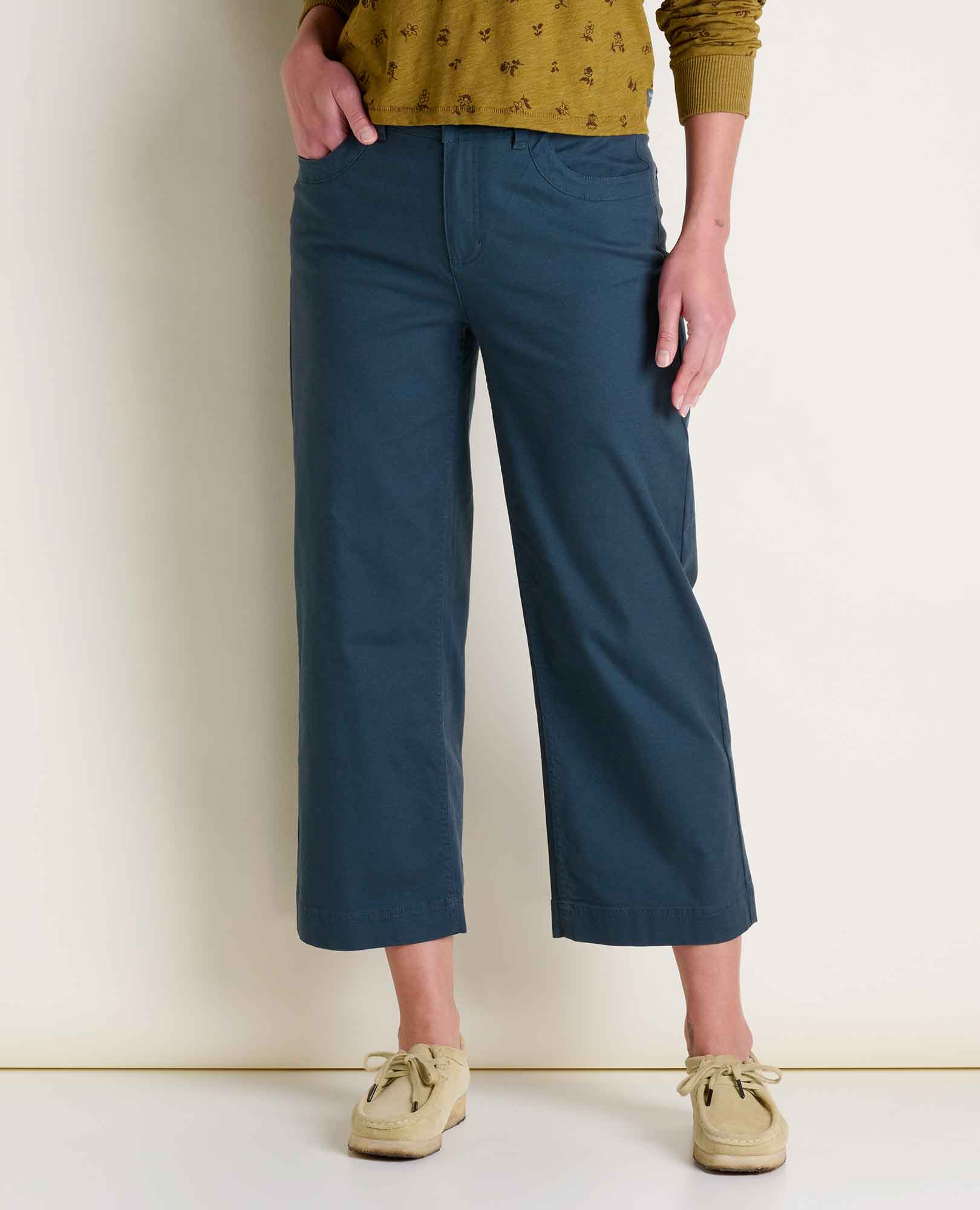 msg:Logan is 5'9 ½" and is wearing a size 6.