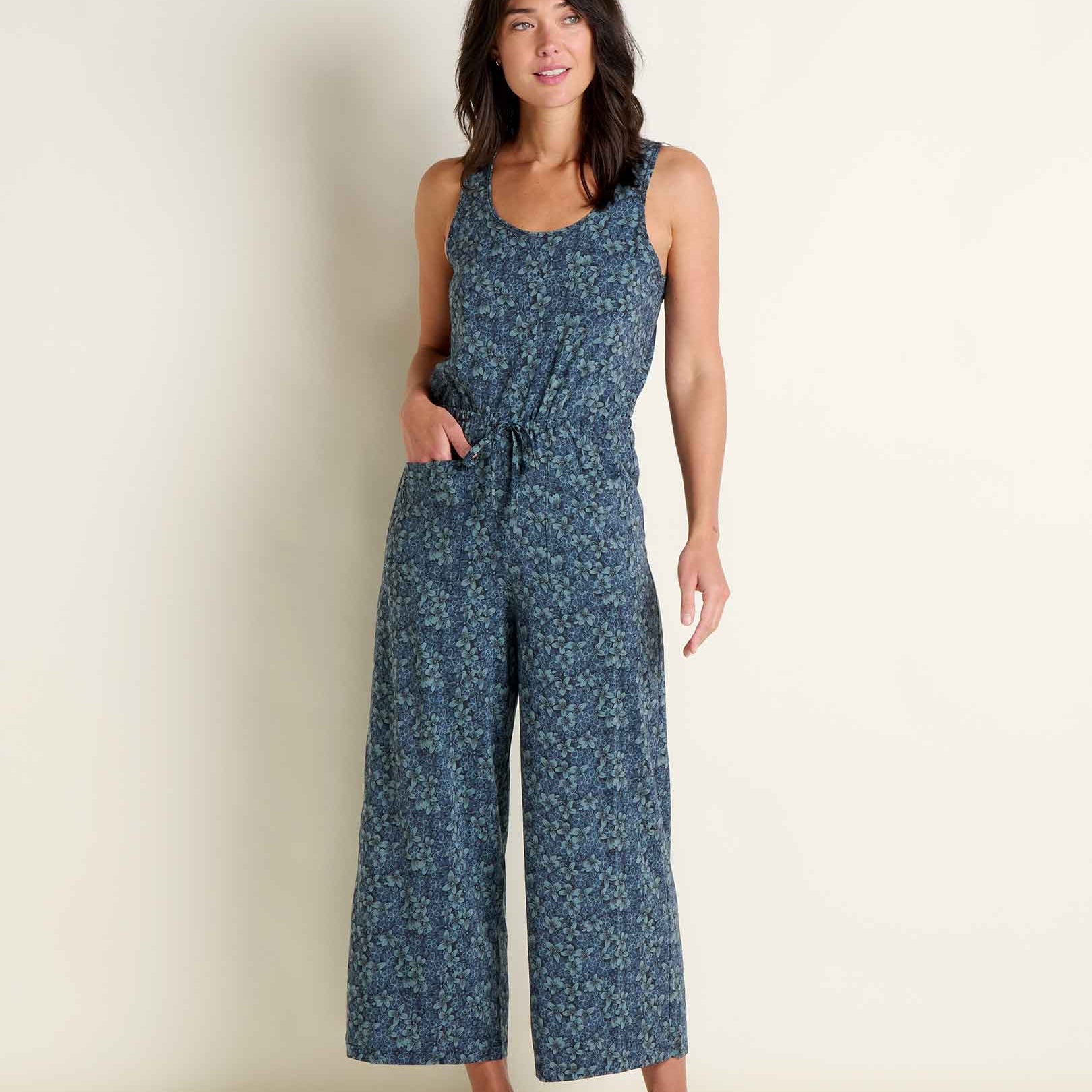 msg:Logan is 5'9 ½" and is wearing a size small.