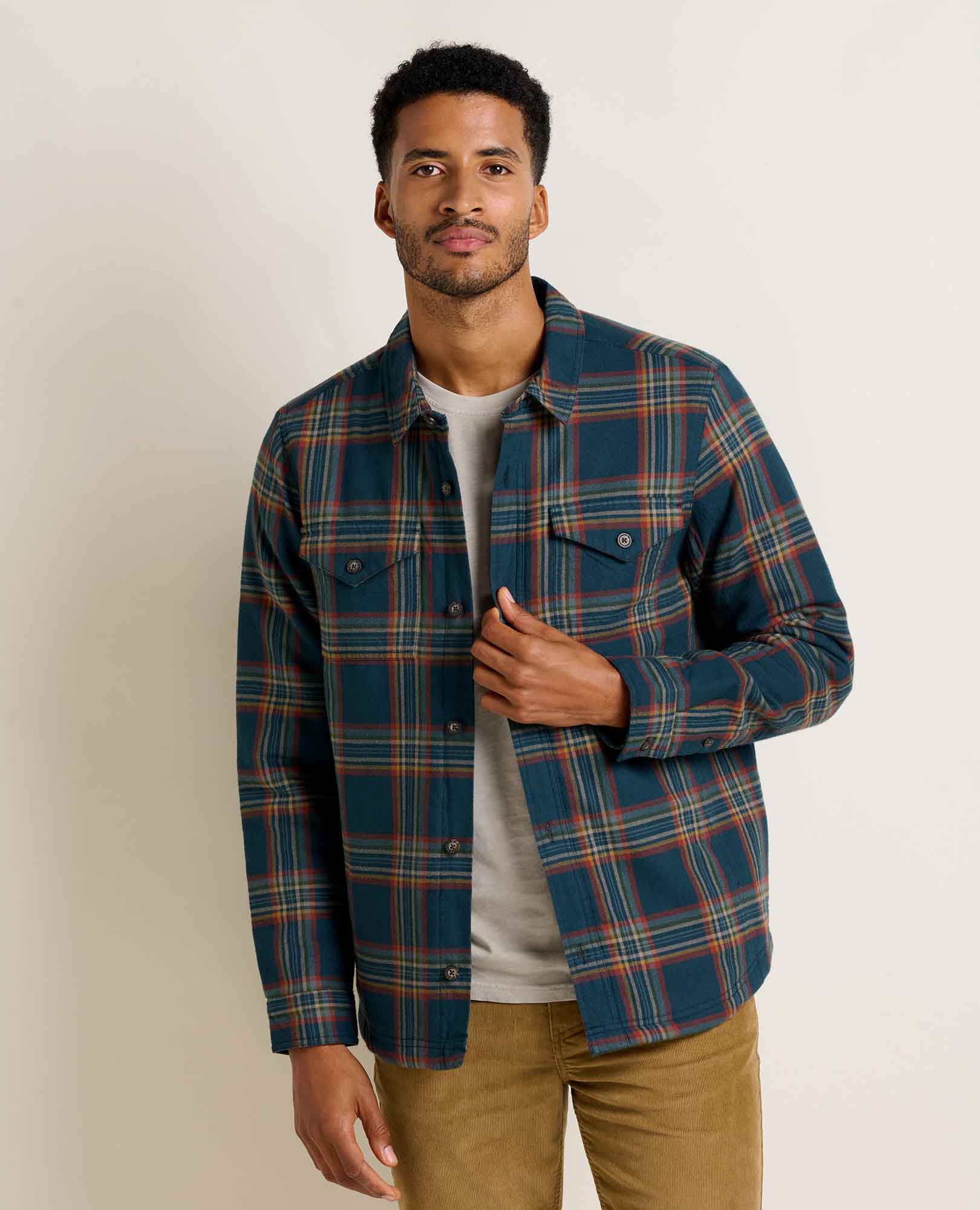 msg:Adom is 6'2" and is wearing a size medium.