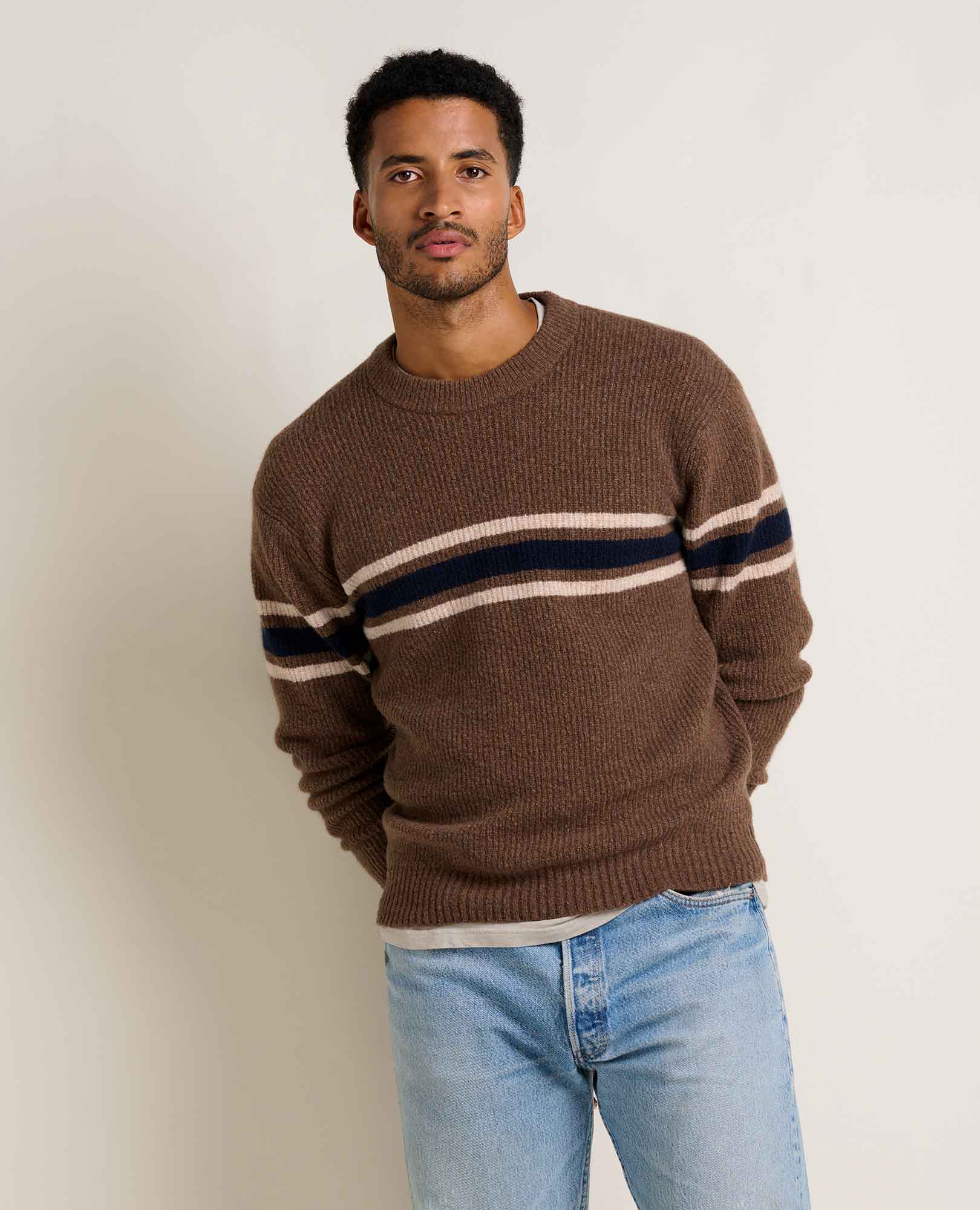 msg:Adom is 6'2" and is wearing a size medium.