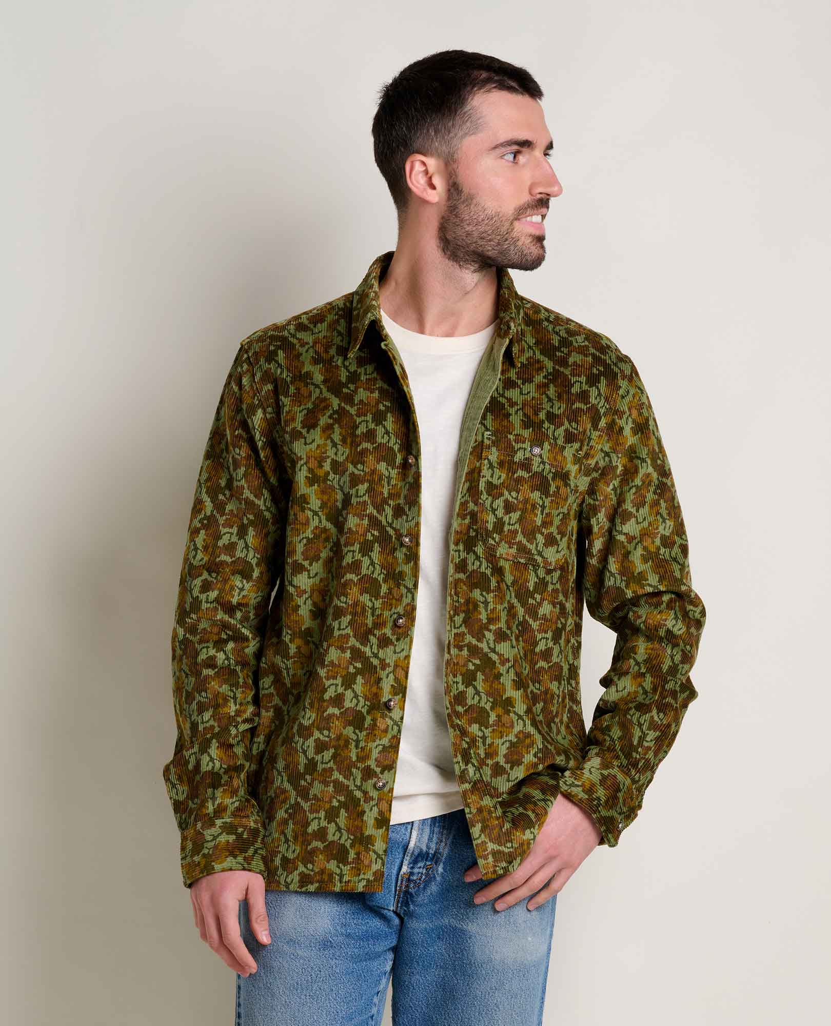 msg:Alessandro is 5'10 ½" and is wearing a size medium.