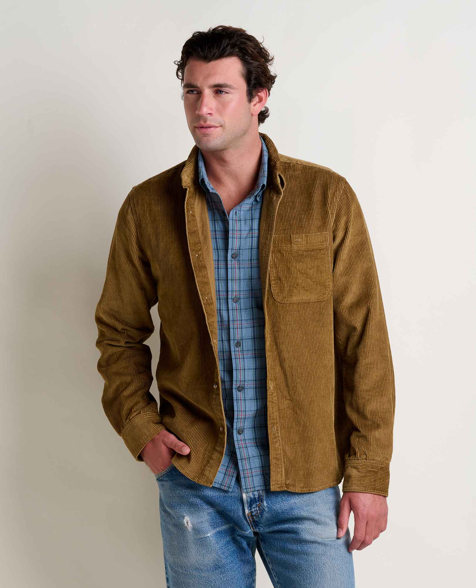 msg:Jacob is 6'1 ½" and is wearing a size medium.