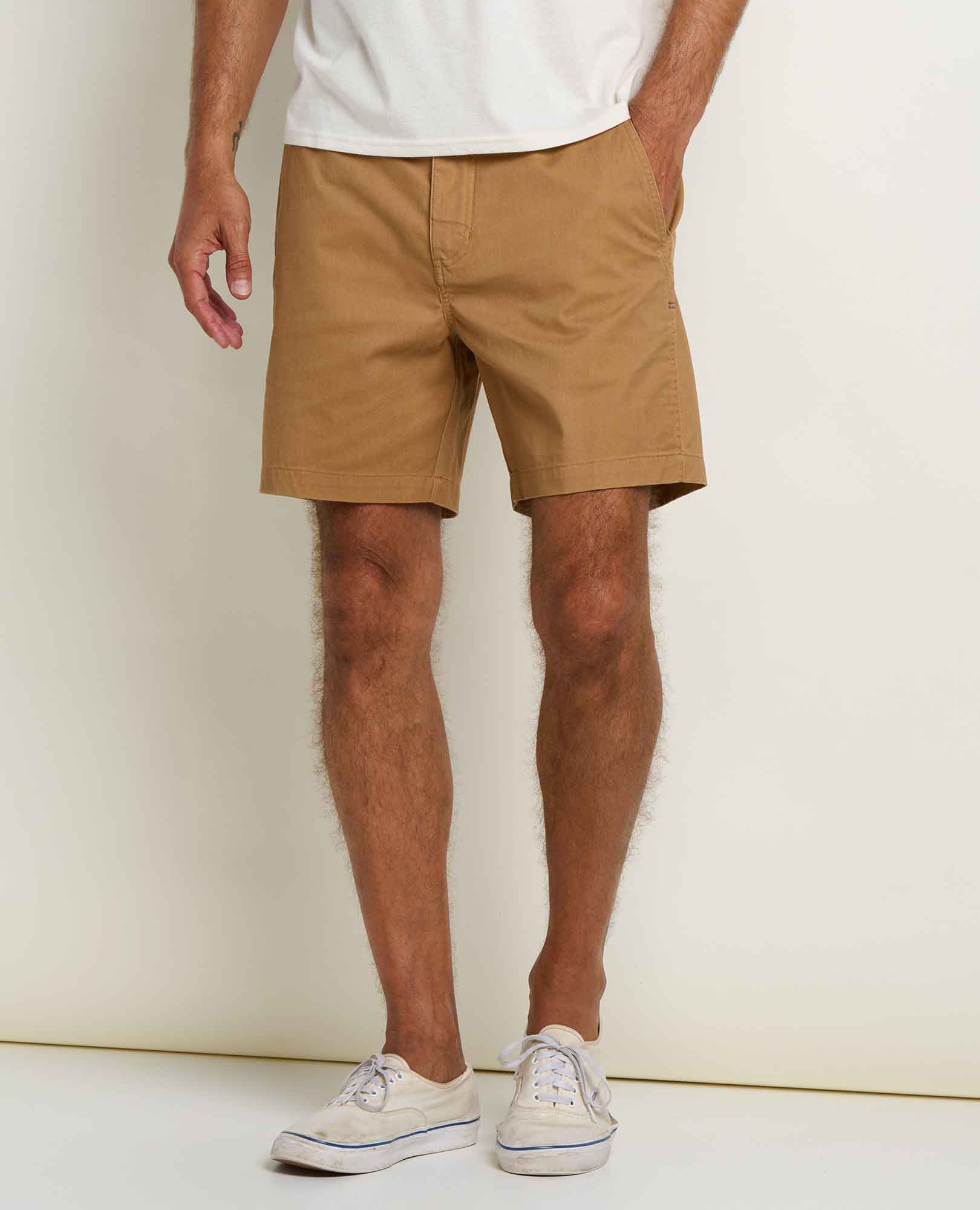 msg:Anderson is 6'2" and is wearing a size 32, 7" inseam.