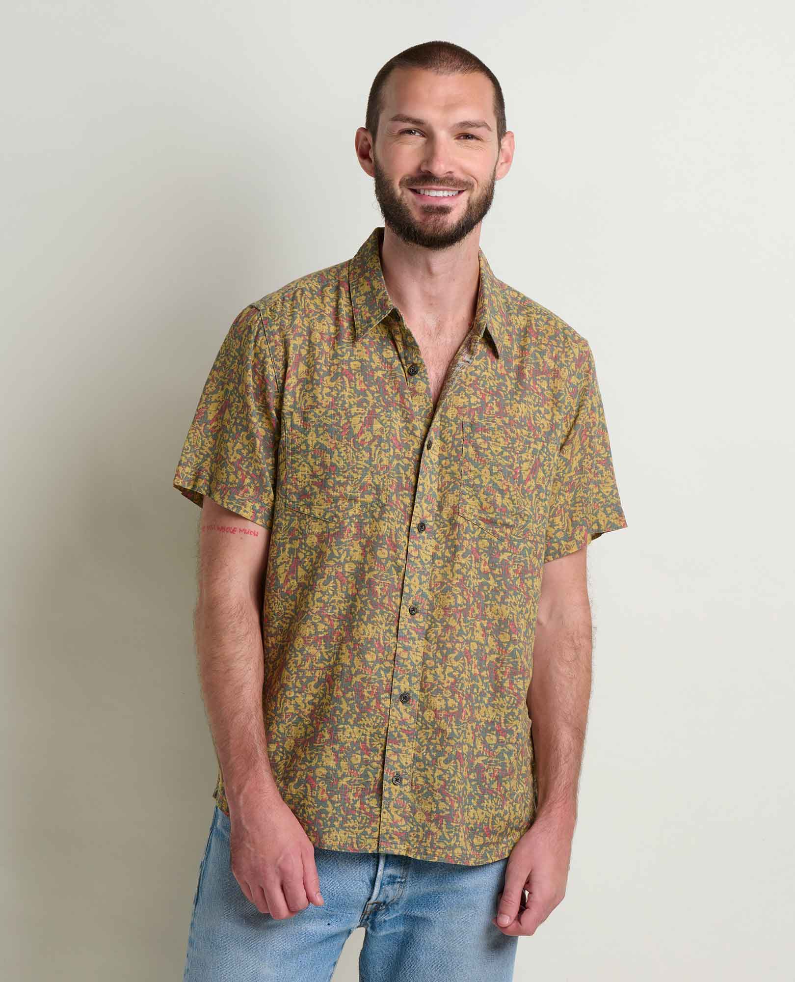 msg:Brandon is 6'1" and is wearing a size medium.