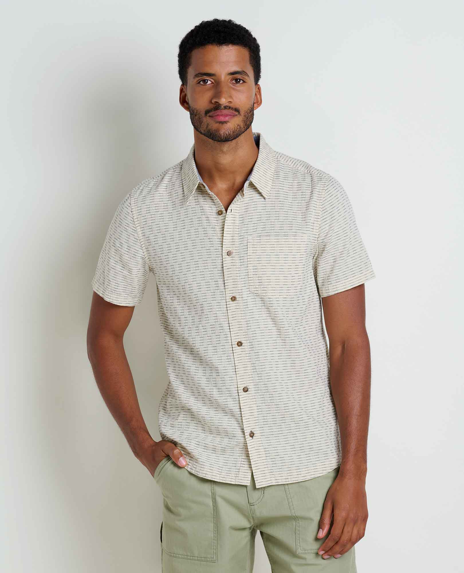 msg:Adom is 6'2" and is wearing a size medium.