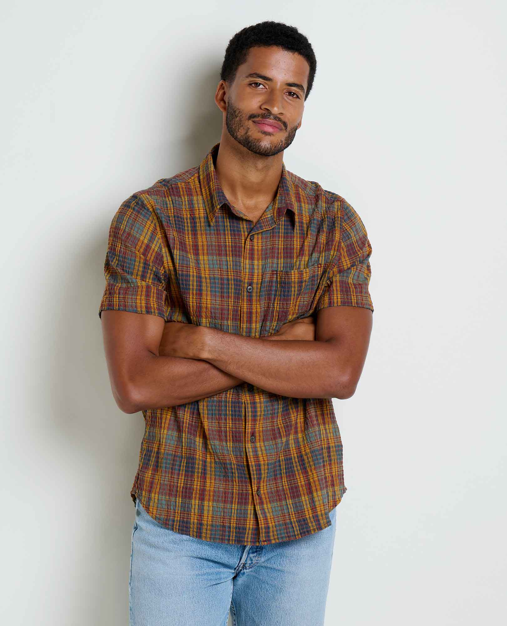 msg:Adom is 6'2" and is wearing a size medium.