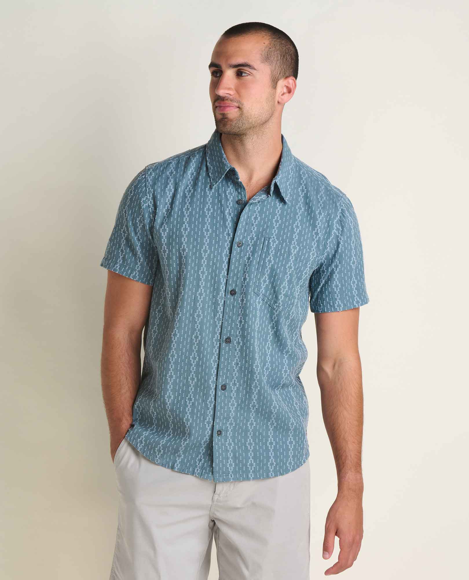 msg:Dale is 6'2" and is wearing a size medium.