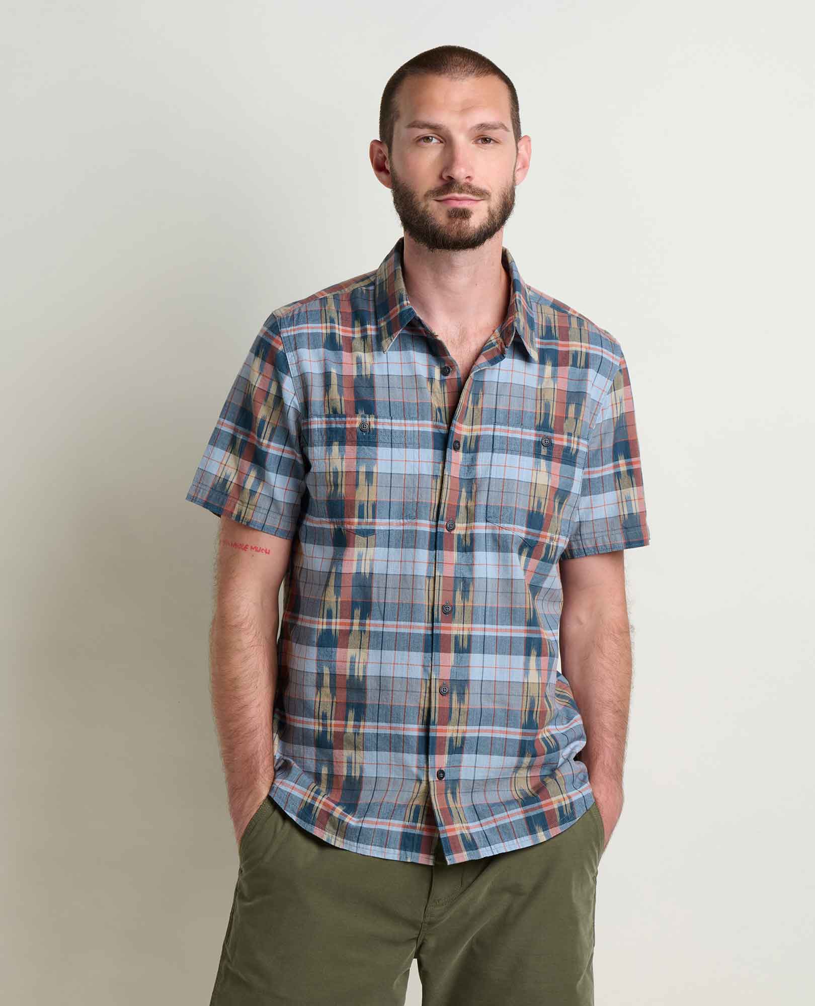 msg:Brandon is 6'1" and is wearing a size medium.