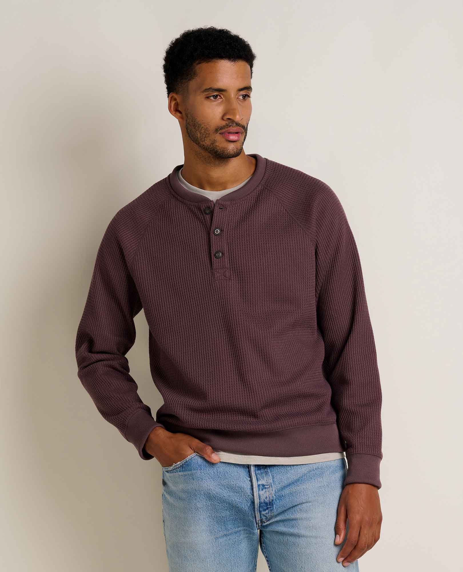 msg:Adom is 6'2" and is wearing a size medium.
