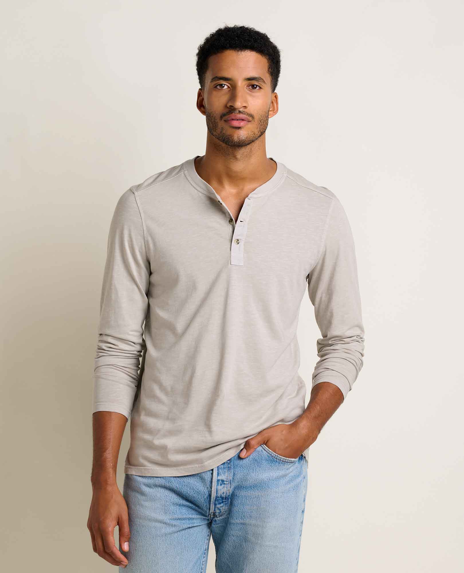 msg:Adom is 6'2" and is wearing a size medium.