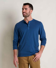 msg:Alessandro is 5'10 ½" and is wearing a size medium.