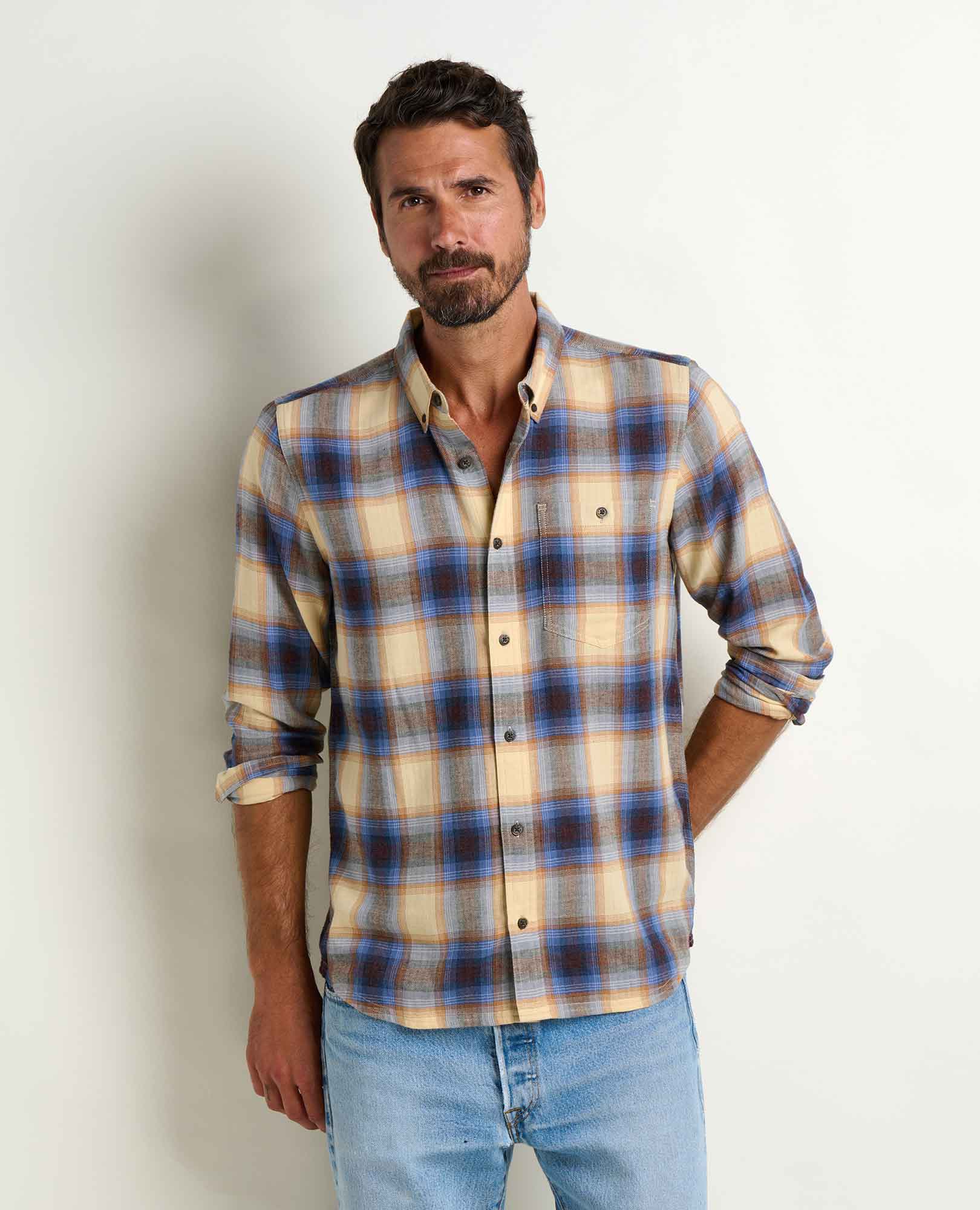 msg:Anderson is 6'2" and is wearing a size medium.