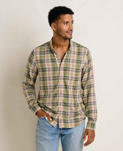 msg:Adom is 6'2" and is wearing a size medium.